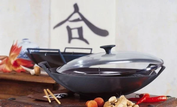 Le Creuset Wok Aus Gusseisen Mit Glasdeckel In Schwarz 3