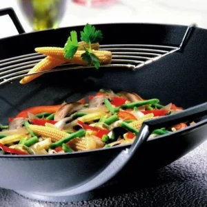 Le Creuset Wok Aus Gusseisen Mit Glasdeckel In Ofenrot 7